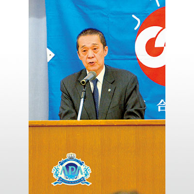 写真:総決起集会であいさつする日西会長