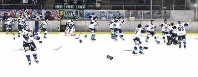 写真:大会を制し、喜びを爆発させる室蘭スティーラーズの選手たち