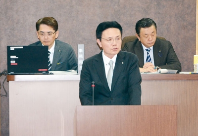 写真:「今を支え、未来を育てる」をテーマとした町政執行方針を説明する大塩町長(手前)