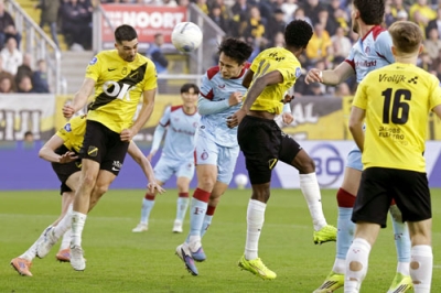 写真:NACブレダ戦の後半、自身2点目のゴールを決めるフェイエノールトの上田(中央)=ブレダ(ゲッティ=共同)