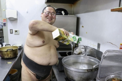 写真:ちゃんこ鍋の仕込みをする東浪=大阪市西淀川区の玉ノ井部屋宿舎