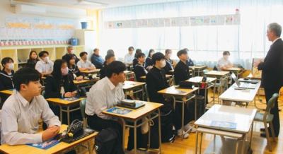 写真:薬物乱用の危険性を学ぶ生徒たち