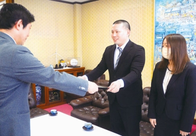 写真:表彰状を受け取る中津川徹さん(中央)と夏希さん(右)