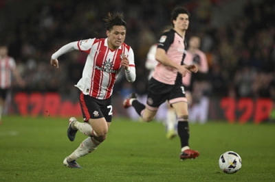 写真:クイーンズパーク・レンジャーズ戦でプレーするサウサンプトンの松木=サウサンプトン(ゲッティ=共同)