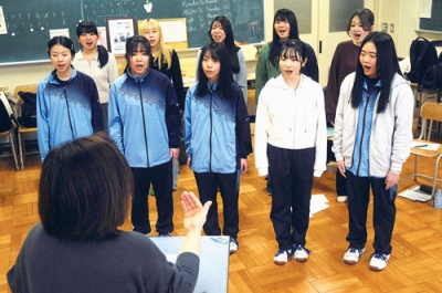 写真:定演に向け、練習に励む部員ら