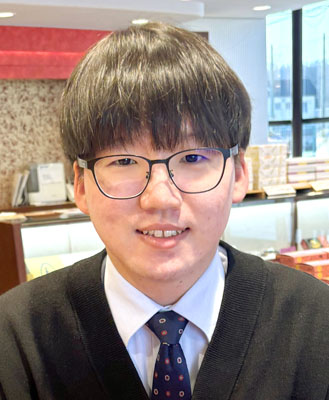 写真:わかさいも本舗・登別本店店長 高橋力也さん