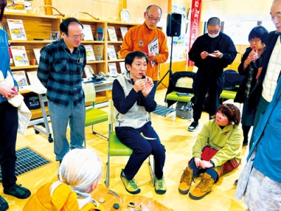 写真:黒曜石の用途に興味を示す参加者(提供写真)