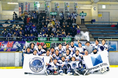 写真:全日本Bで王座奪還を果たした室蘭スティーラーズ。ファンと喜びを分かち合った=8日、帯広の森アイスアリーナ