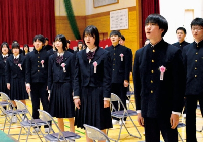 写真:体育館に歌声を響かせた登別・西陵中の卒業生たち