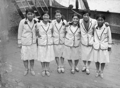 写真:1930年の国際女子競技会に参加した人見絹枝(右から2人目)と女学生5選手=神戸港(日本電報通信社撮影)