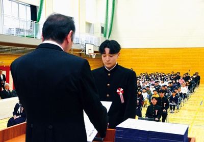 写真:白蘭学園の第1回卒業式で証書を受け取る生徒