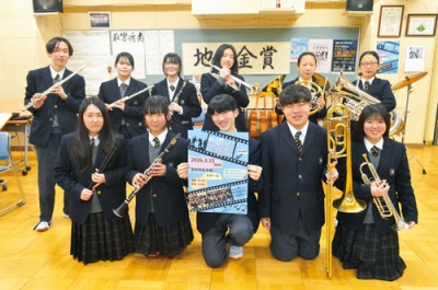 写真:来場を呼びかける吹奏楽局員たち