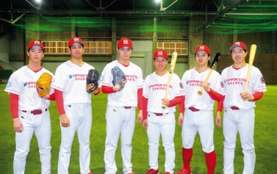 写真:新戦力として活躍が期待される(左から)宮田、原田、吉口、田中、伊藤、川口