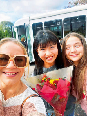写真:動物園でホストファミリーと