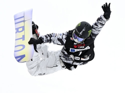 写真:スノーボードW杯札幌大会の男子ハーフパイプで技を決める平野海祝=札幌市ばんけい
