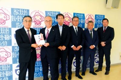 写真:目録を手渡した事業者の代表者ら