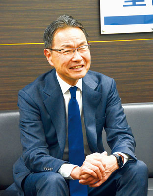 写真:「多角的な事業展開を目指す」と話す瀬邊社長