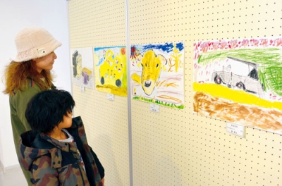 写真:さまざまなテーマで描かれた作品が並ぶ絵画展