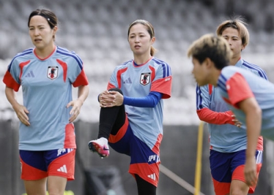 写真:サッカー女子アジア杯準々決勝のフィリピン戦に向け、調整する清水(中央)ら=シドニー(共同)