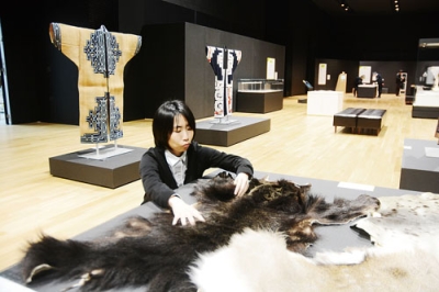 写真:触れる展示でアイヌ文化を紹介している第10回テーマ展示
