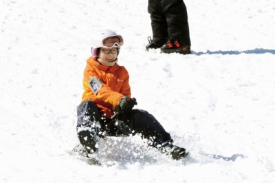 写真:スノードライブでゲレンデを滑走する子ども