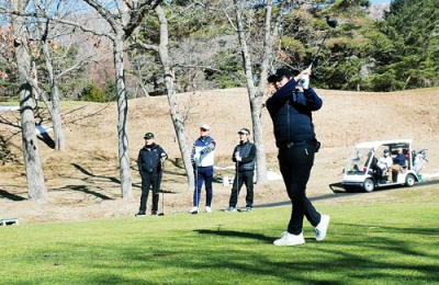 写真:初打ちを楽しむゴルフ愛好家
