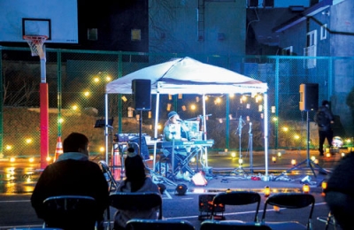 写真:ランタンや電飾が光る会場で音楽ライブも行われた