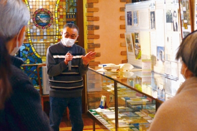 写真:室蘭ゆかりの文芸評論家、武田友寿氏について解説する須田さん