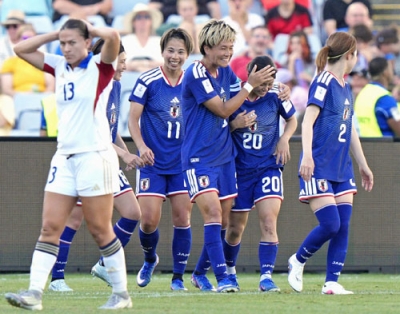 写真:【日本―フィリピン】後半、チーム4点目のゴールを決めた松窪(20)を祝福する南(中央)ら=シドニー(共同)