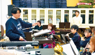写真:22年ぶりの演奏会に向けて音楽指導する村田さん(左端)