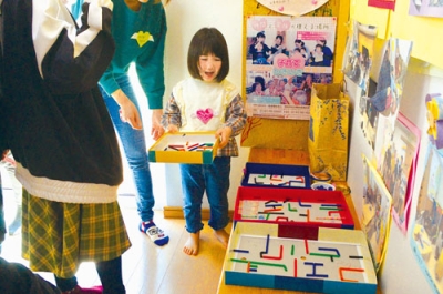 写真:体験コーナーで遊ぶ子ども