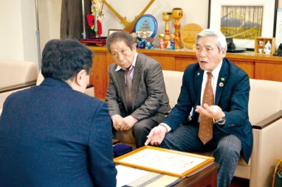 写真:小笠原市長に受賞報告をする田渕さん(右)