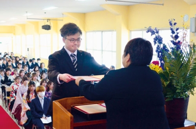 写真:卒業証書を受け取る卒業生