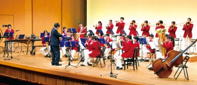 写真:復興への願いを込めて演奏する北海道大谷室蘭高吹奏楽部の部員ら