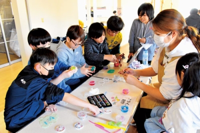 写真:スライム作りを楽しむ子どもたち