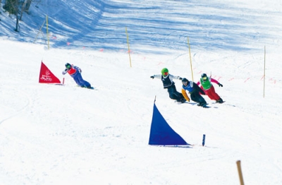 写真:果敢にコースを攻める選手たち