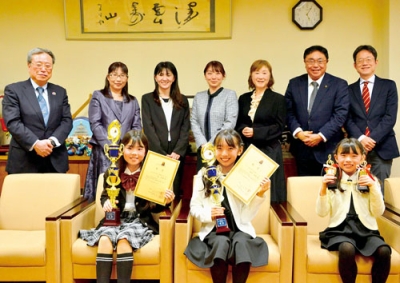 写真:バッハコンクール全国大会に出場した前列左から扇さん、松岡朋花さん、享花さん