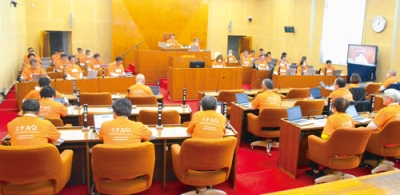 写真:ミラプロTシャツを着用した市議ら