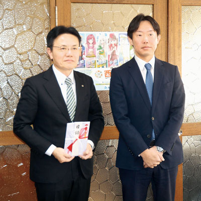 写真:現金200万円を寄付した高山社長(右)と大塩町長