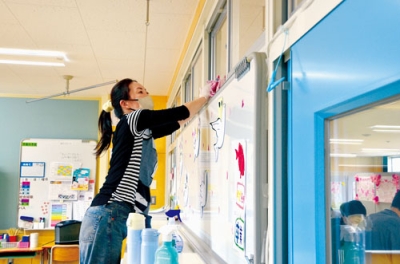 写真:教室の清掃に取り組むPTAメンバー