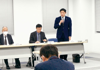 写真:調整会議で市立室蘭総合病院の方向性について説明する青山市長