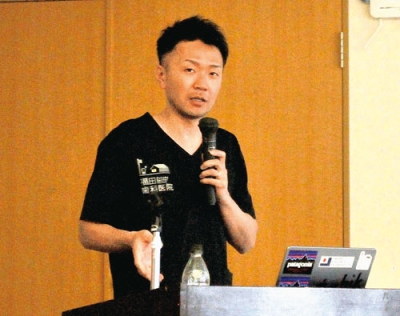 写真:口腔機能の衰えについて説明する福田院長