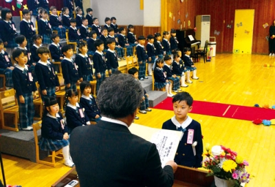 写真:木村園長から卒園証書を授与される園児