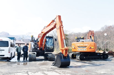 写真:道栄建設に導入された2台のICT油圧ショベル