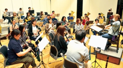写真:定期演奏会に向けて練習する団員ら