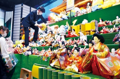 写真:供養するひな人形などが並んだ祭壇