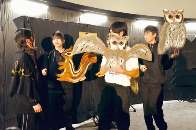 写真:本番に向けてプラネタリウムのドーム内でリハーサルを行う室蘭清水丘高演劇部の部員ら