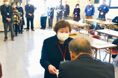 写真:濱中学長から卒業証書を受け取る受講生