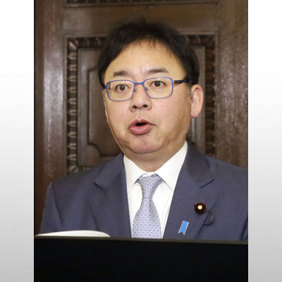 写真:記者会見する上野厚労相=19日午前、国会