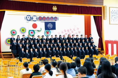 写真:感謝を込め合唱を披露する卒業生=伊達市東小学校